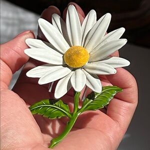 1960s-1970s White Daisy Brooch with Green Leaves